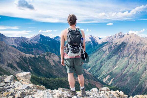 Imagem de um homem na natureza com vestimentas que representam o arquétipo explorador.